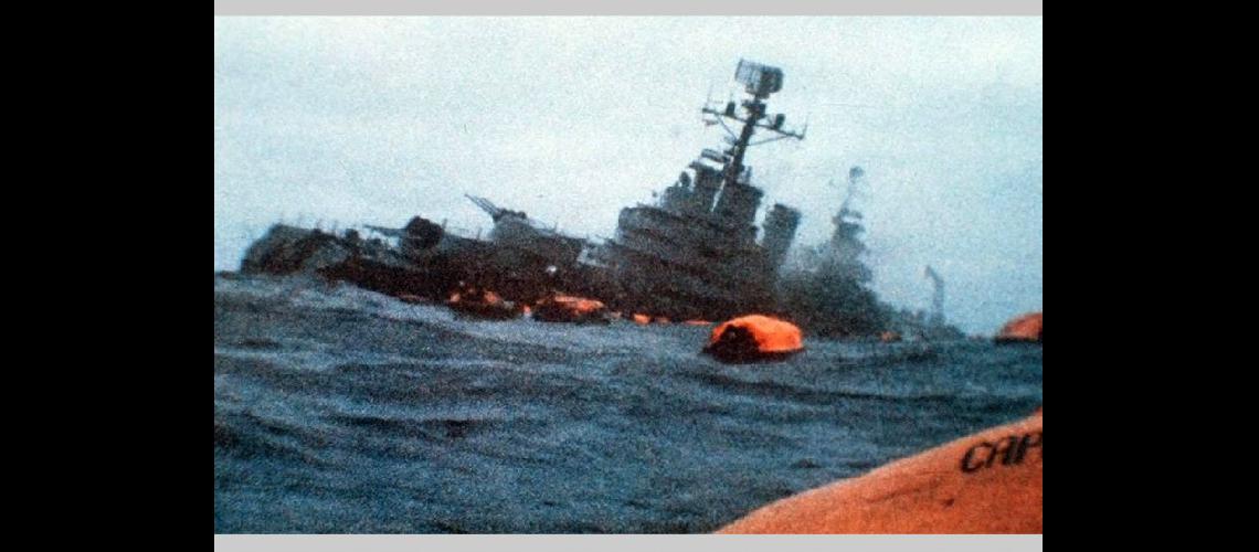  El crucero al sumergirse su proa a las 17- 00 del 2 de mayo de 1982 (TN)