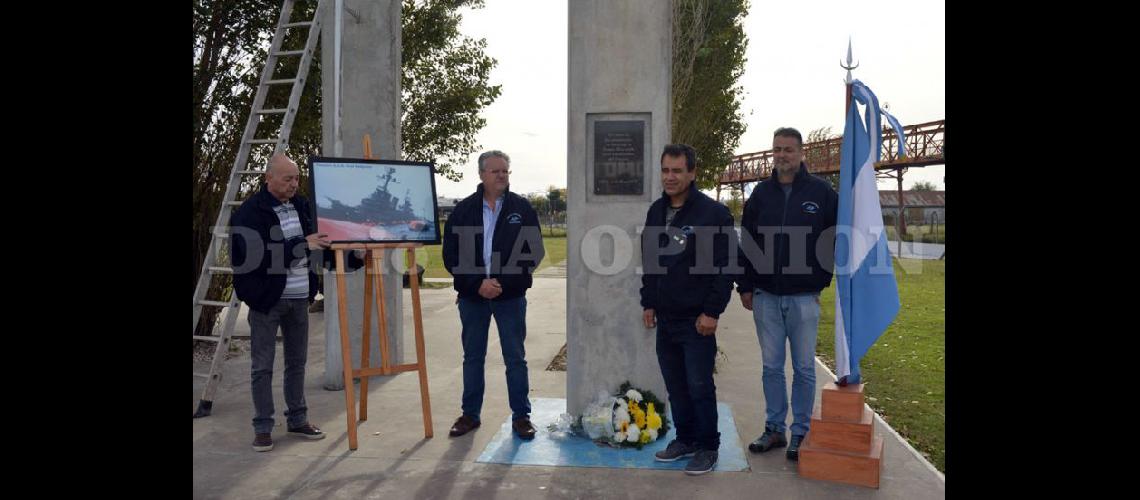  Veteranos colocaron una ofrenda floral en el Monumento a los Caídos en memoria de Toms Silva (LA OPINION)