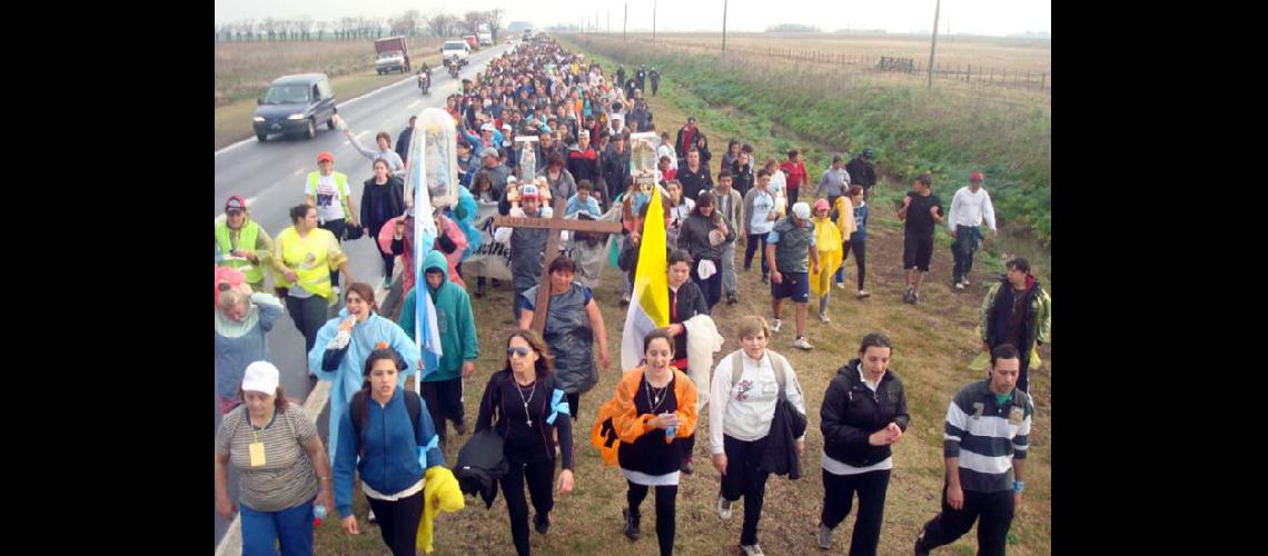  Promediando el año cientos de peregrinos caminan hacia la casa de la Virgen en San Nicols (GRUPO DE PEREGRINOS A SAN NICOLAS)