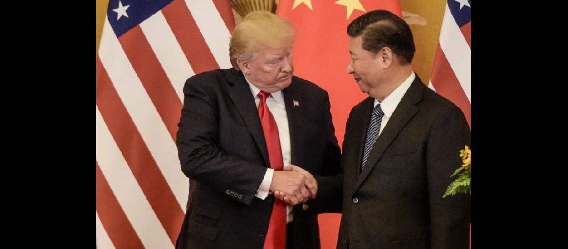  Guerra comercial Los presidentes Donald Trump y Xi Jinping se estrechan la mano en Beijing hace dos años (NA -ARCHIVO-)