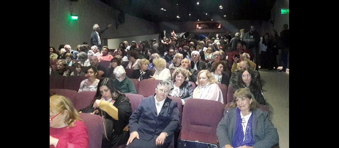  La sala del Teatro Unión Ferroviaria se vio colmada de público en la presentación del documental Leonardo (LA OPINION)