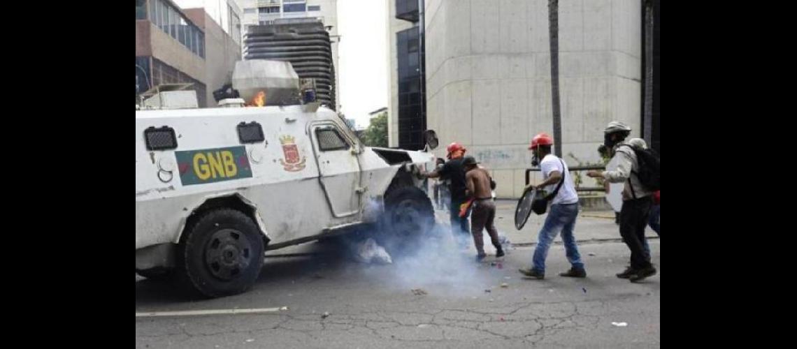  Alta tensión en Venezuela- una tanqueta de policía pasa por encima de manifestantes opositores (AFP)