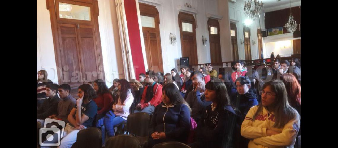  Jóvenes de establecimientos educativos participaron de la primera reunión informativa (LA OPINION)