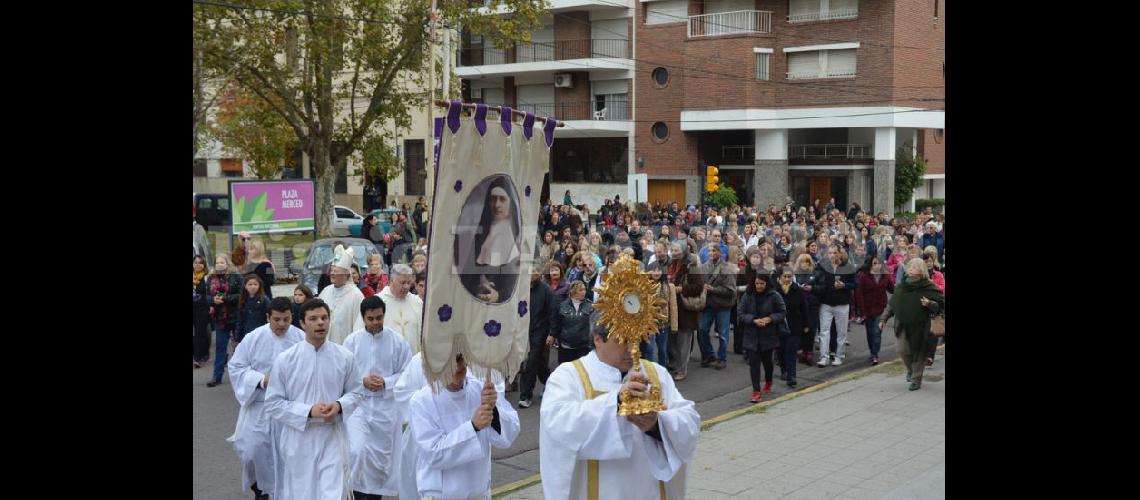  La procesión culminar en la Parroquia de la Merced donde monseñor Santiago celebrar misa  (ARCHIVO LA OPINION)