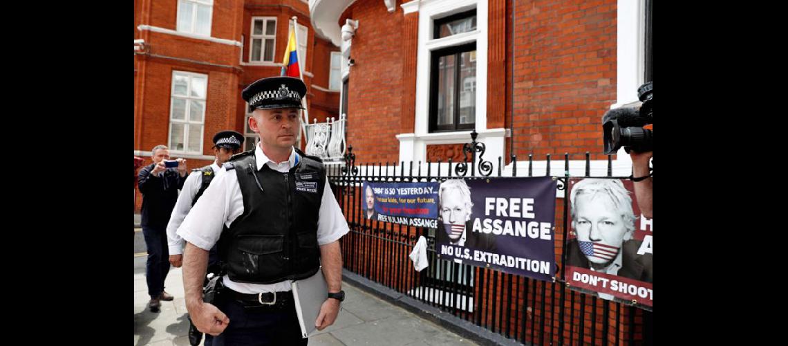  Policías frente a la embajada de Ecuador en Londres Allí fue detenido Julian Assange el mes pasado (NA)