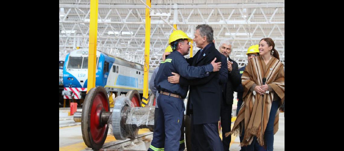  Macri y Vidal ayer en el taller ferroviario en la localidad de Mechita Partido de Bragado (NA)