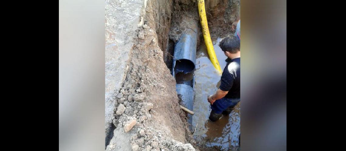  Hace 15 días la rotura de un caño maestro de agua afectó a cientos de vecinos de la zona sur de la ciudad (ARCHIVO)