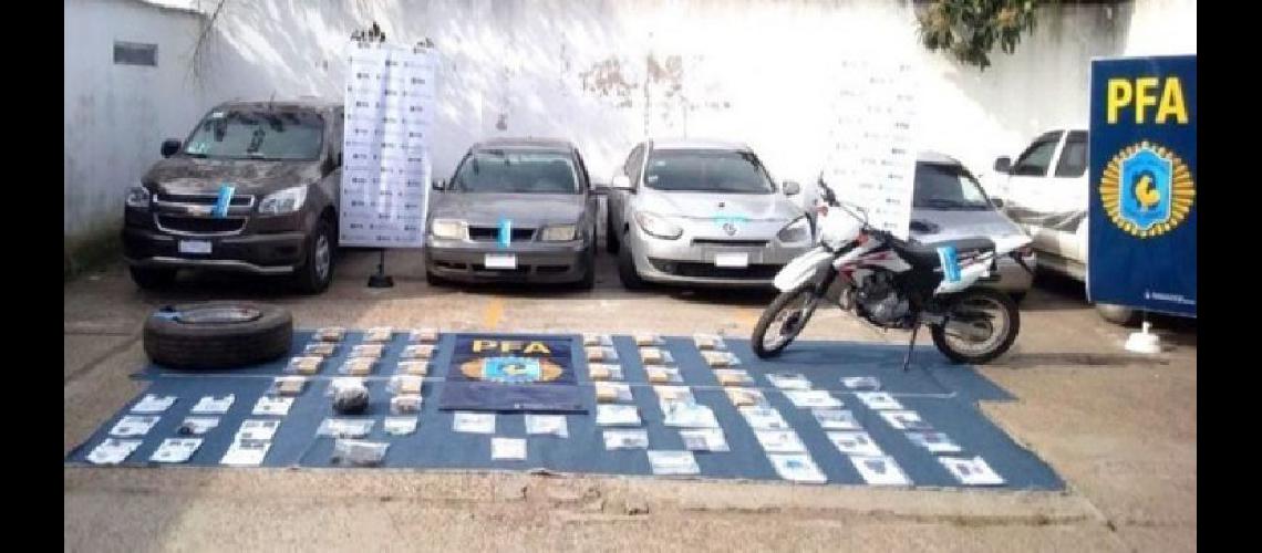  Parte de la droga y los vehículos que se secuestraron en uno de los allanamientos realizados por la Policía Federal (POLICIA FEDERAL ARGENTINA)