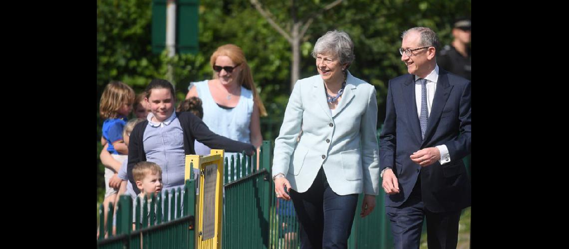  Theresa May y su esposo Philip May llegan para votar en las elecciones al Parlamento Europeo en Sonning (NA)