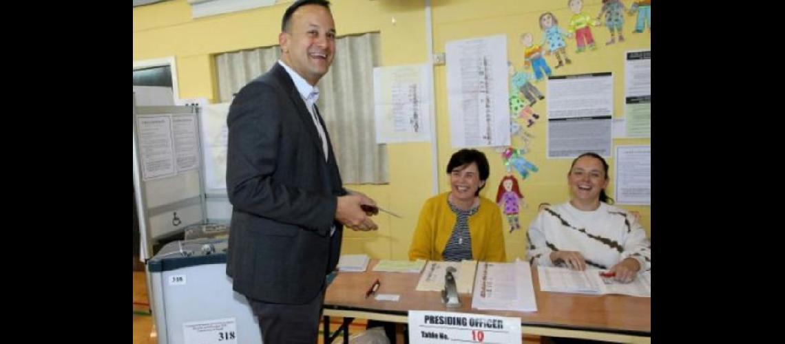  El primer ministro de Irlanda Leo Varadkar al votar en las elecciones europeas el viernes en Dublín  (AFP)