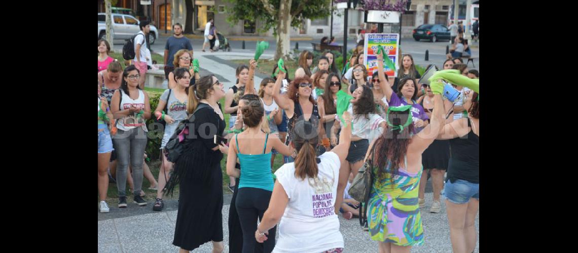  Con pañuelos verdes los ciudadanos que deseen podrn brindar apoyo al proyecto de interrupción del embarazo (ARCHIVO LA OPINION) 