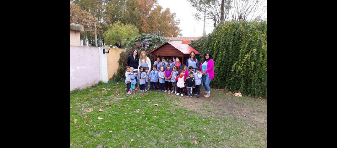 Los chicos y sus maestras en el Jardín de Infantes Nº 920 de J A de la Peña (LA OPINION)