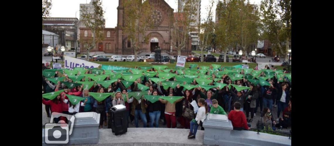  Alzando los pañuelos verdes numerosos ciudadanos se mostraron a favor de la legalización del aborto  (JUNTADA FEMINISTA)