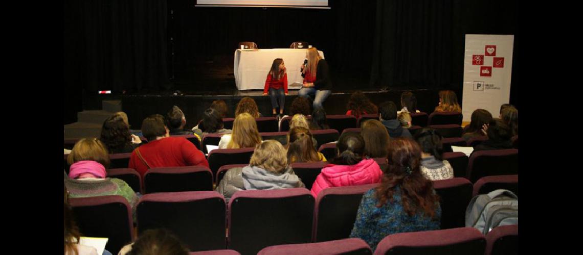  La jornada tuvo lugar en el Teatro Unión con una muy buena respuesta de la comunidad en general (LA OPINION)