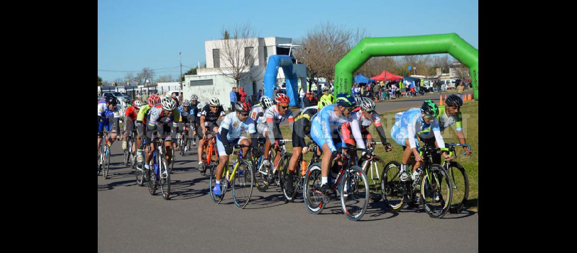  Una importante cantidad de ciclistas corrieron en el cierre del campeonato (LA OPINION)