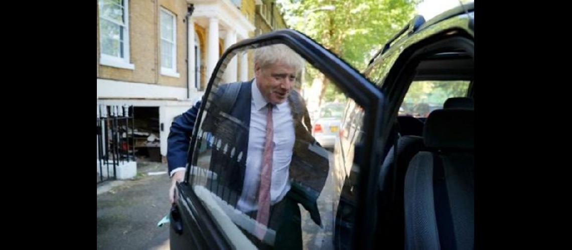  Boris Johnson del Partido Conservador britnico se sube a un coche el 30 de mayo en Londres (AFP)