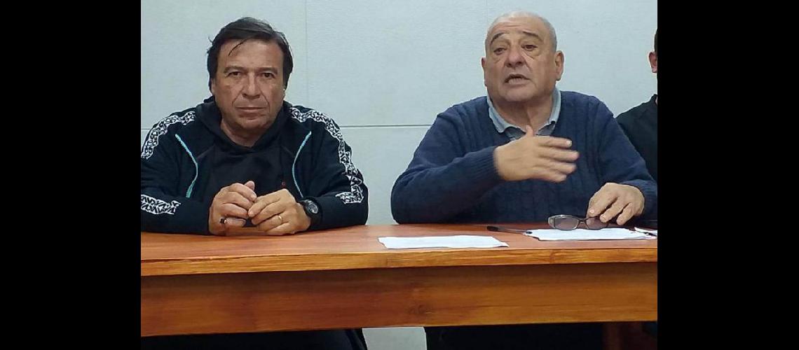  Carlos Conforti junto al presidente de la Liga de Fútbol de Pergamino Héctor Chulengo Riera (PRENSA DE LA LIGA DE FUTBOL DE PERGAMINO)