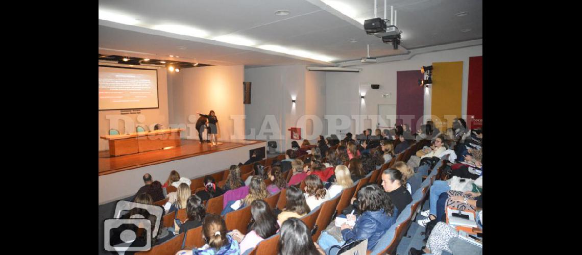  En el auditorio de la Unnoba se llevó a cabo la capacitación para los docentes y directores  (LA OPINION)