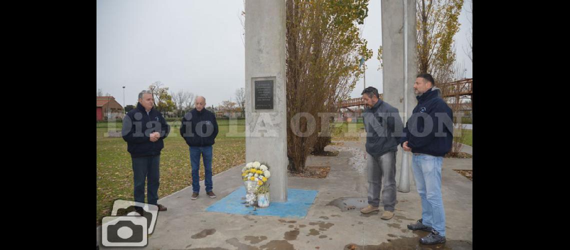   Se ubicó una ofrenda floral al pie de la placa que recuerda a Patrone en el Monumento a los Caídos (LA OPINION)