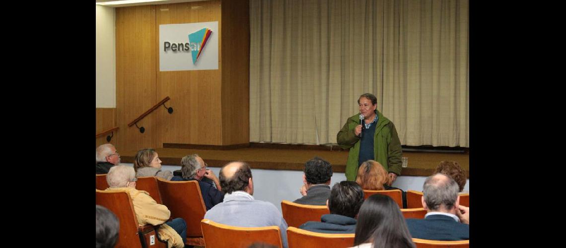  Héctor Toty Flores disertó el viernes en la sede de la Fundación Pensar (LA OPINION)