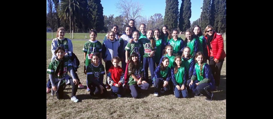  Las chicas Sub 14 del Colegio San Pablo que clasificaron en softbol junto a sus rivales en la Escuela Nº 53 (SUBSECRETARIA DE DEPORTES)