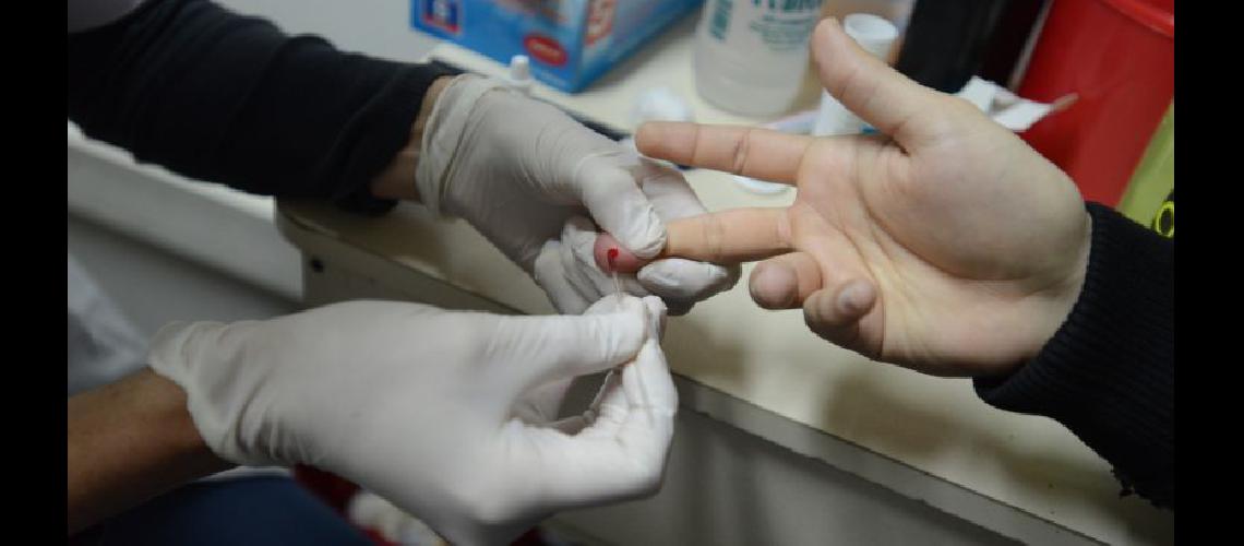  El test  se realiza obteniendo sangre con un pinchazo en el dedo en breves minutos se obtiene el resultado (CLARIN)