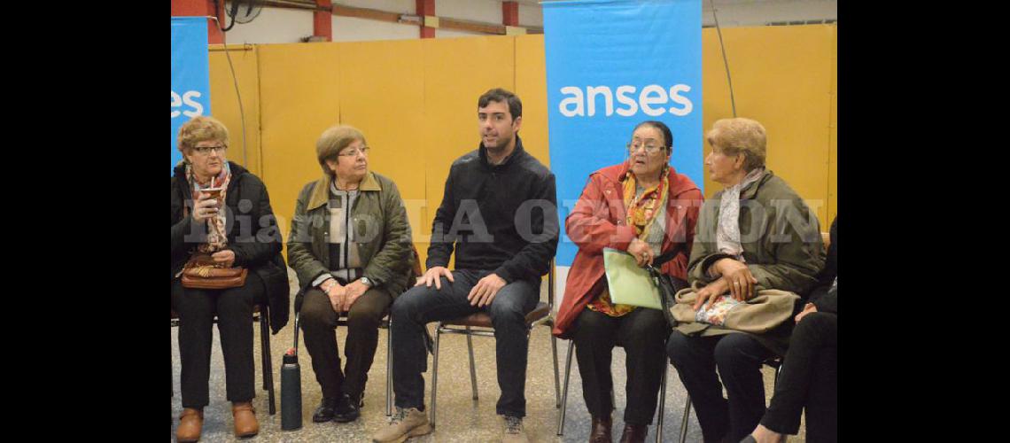   El director ejecutivo de Anses escuchó las inquietudes de los referentes de los Centros de Jubilados (LA OPINION)