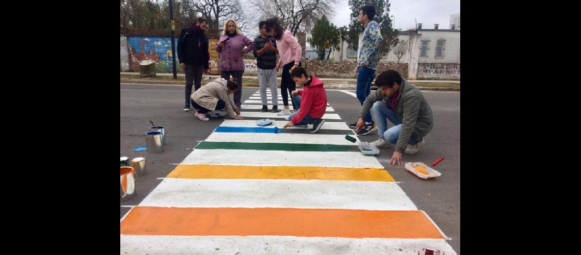  Las sendas de los colores del arco iris fueron pintadas en Marcelino Ugarte (AREA DE DIVERSIDAD DE LA MUNICIPALIDAD)