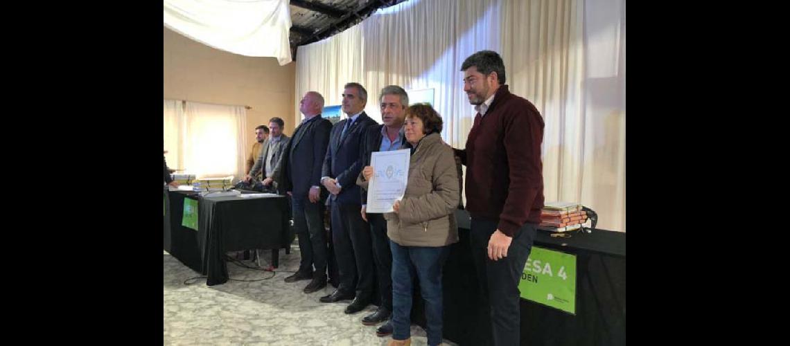  Las autoridades provinciales junto a Javier Martínez y Juan Manuel Batallnez entregaron la nueva documentación (LA OPINION)