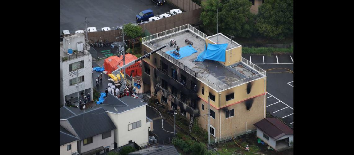  Vista aérea de la escena de rescate después de que el incendio en Kioto causó al menos 33 muertos (NA)