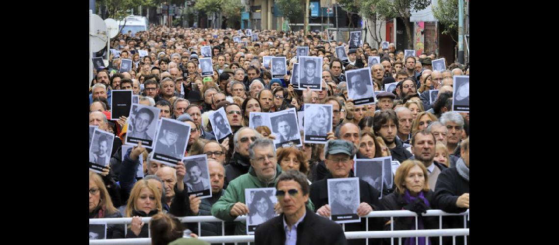  Miles de personas asistieron al homenaje a las víctimas al cumplirse ayer 25 años del atentado a la Amia (NA)