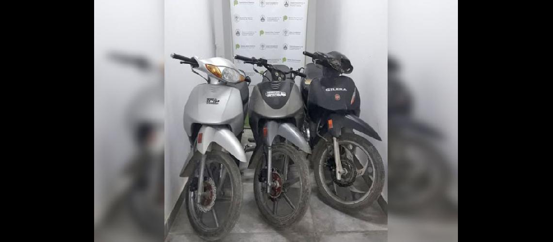  Tres de las cuatro motocicletas que fueron secuestradas durante las últimas horas por la DDI local (LA OPINION)
