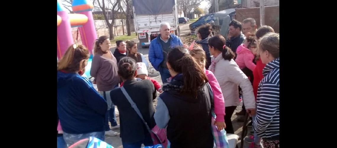  Manuel Elías junto a un grupo de vecinas a las que fue a escuchar y a contarles sus propuestas (PRENSA MANUEL ELIAS)