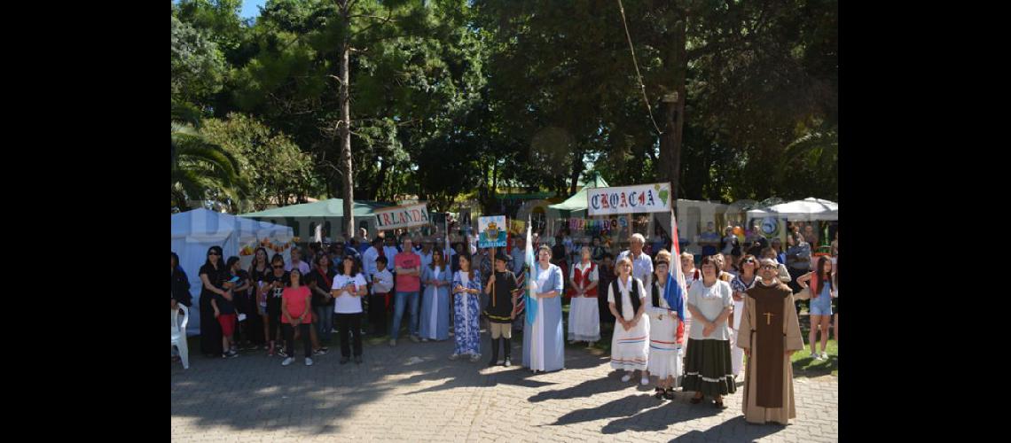 El desfile de colectividades e instituciones de la localidad un clsico de la Fiesta (FIESTA DE COLECTIVIDADES)
