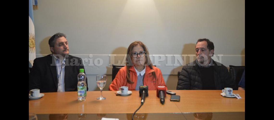  Camaño flanqueada por el precandidato a senador Mazzei y el precandidato a intendente Gutiérrez (LA OPINION)