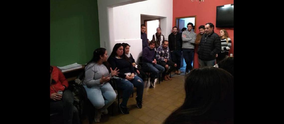  El precandidato Héctor Cachi Gutiérrez en dilogo con vecinos en una de las reuniones de campaña (PRENSA GUTIERREZ)