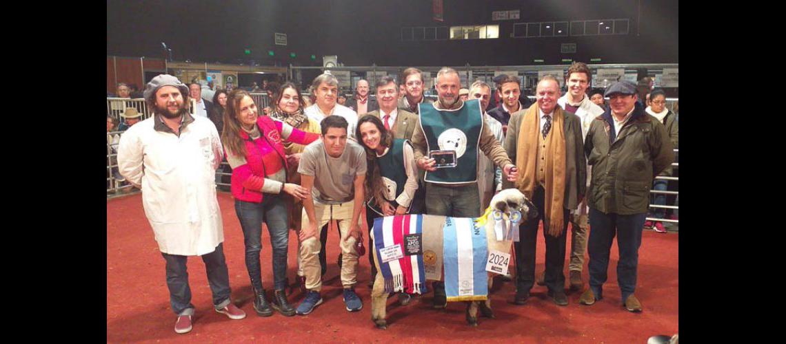  Pablo Sorasio y su familia con el gran Campeón Hembra (ASOCIACION CRIADORES HAMPSHIRE DOWN ARGENTINA)