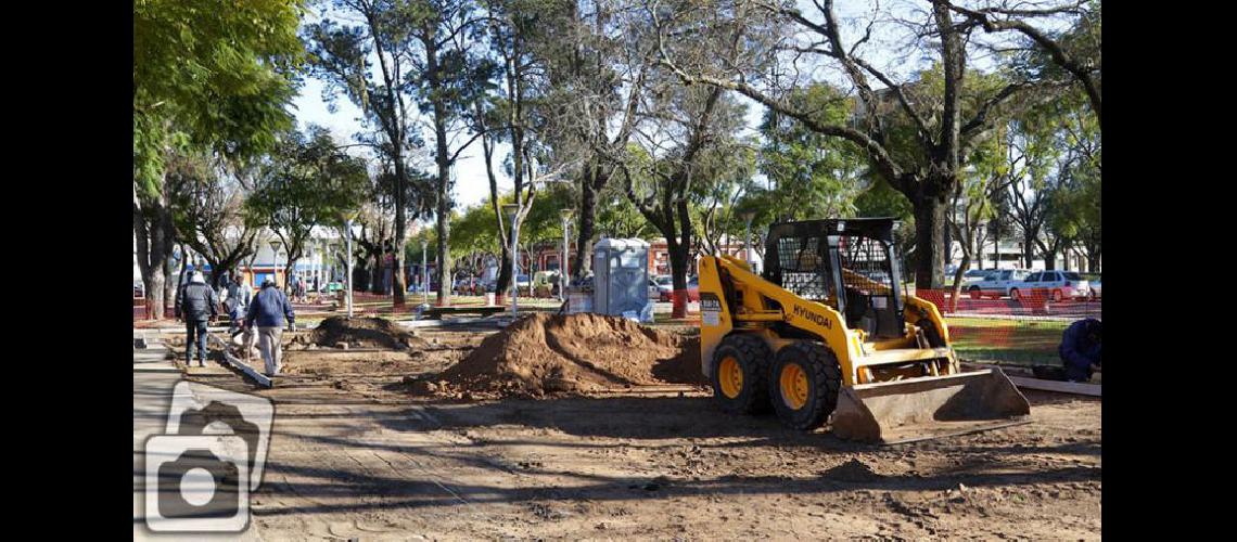  Los trabajos en un sector de la Plaza Miguel Dvila se llevan a cabo a muy ritmo para construir las nuevas bases (LA OPINION)