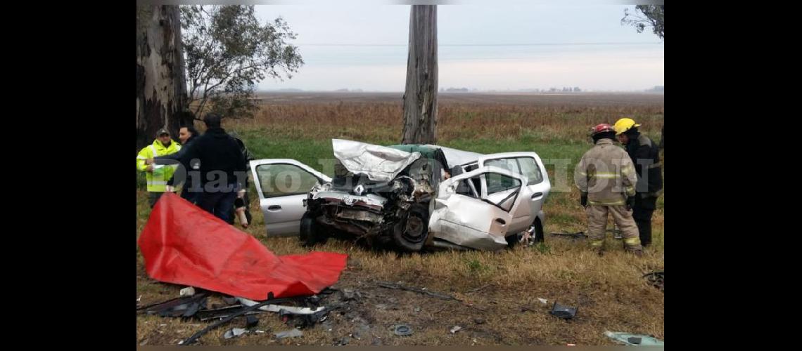  En el Renault Clio viajaban cuatro personas y tres de ellas perdieron la vida (LA OPINION)