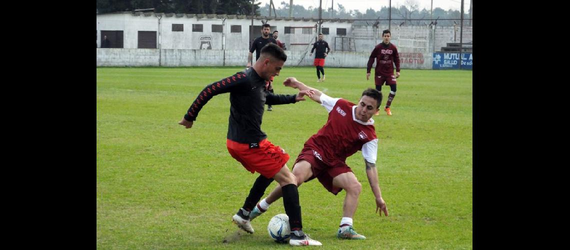  Ezequiel Santngelo que reemplazó al ausente Rodrigo Chvez en acción durante el amistoso ante Defensores (MIGUEL ANGEL GARCIA)