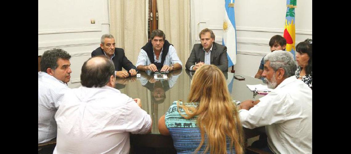  Los representantes gremiales mantuvieron la charla con las autoridades locales para abordar los montos del bono especial (ARCHIVO LA OPINION)