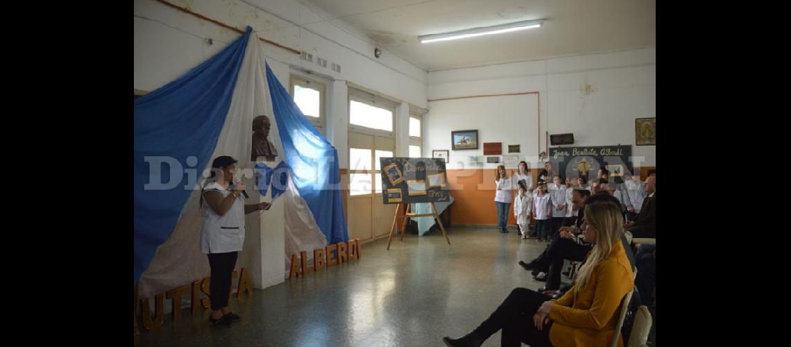  La primera ceremonia de la mañana tuvo lugar en la Escuela Nº 6 junto a la comunidad educativa (LA OPINION)