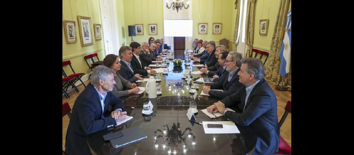  El presidente Mauricio Macri se reunió con sus ministros y al retirarse dijo estar tranquilo (NA)