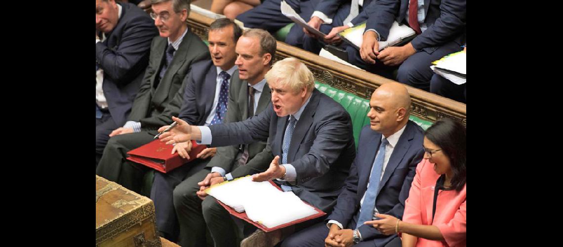  Boris Johnson reacciona ante el principal líder opositor Jeremy Corbyn ayer en la Cmara de los Comunes (NA)