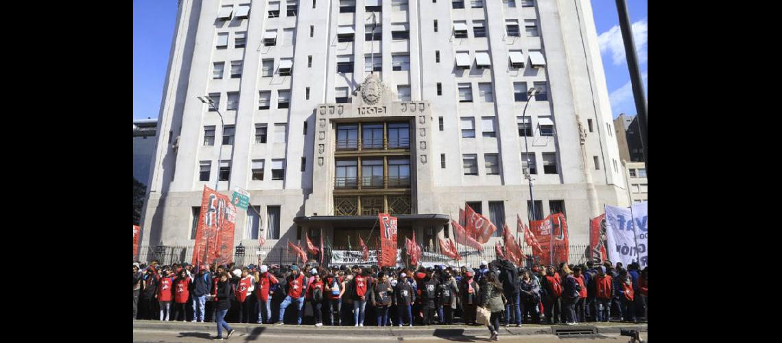  Partidos Políticos y Organizaciones Sociales se reunieron frente al Ministerio de Acción Social (NOTICIAS ARGENTINAS)