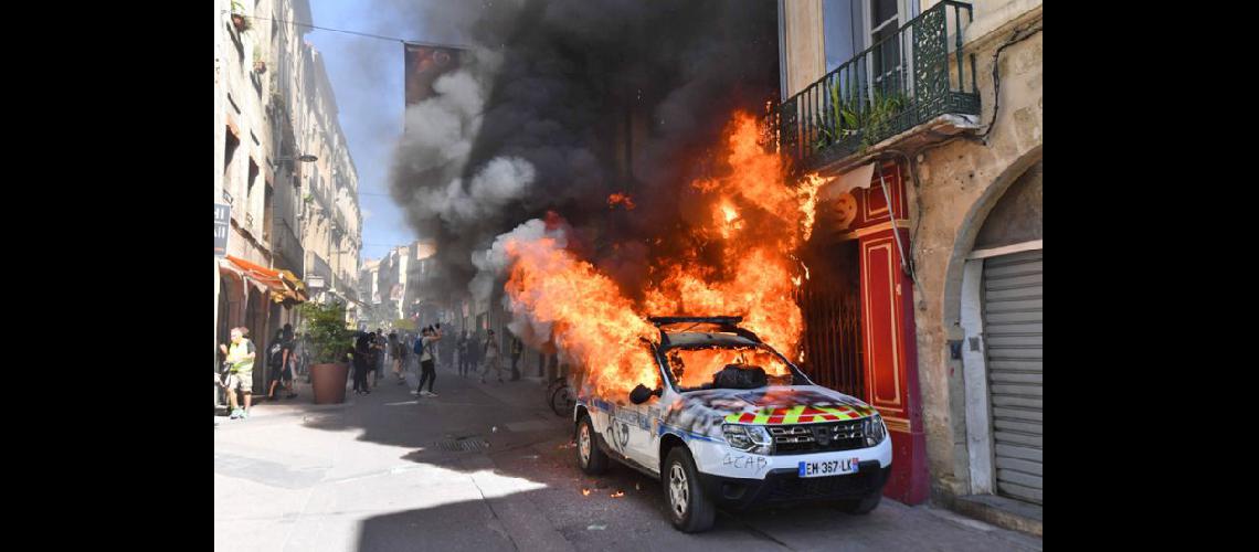  Un auto de la Policía Municipal Francesa en llamas ayer en Montpellier (NA)