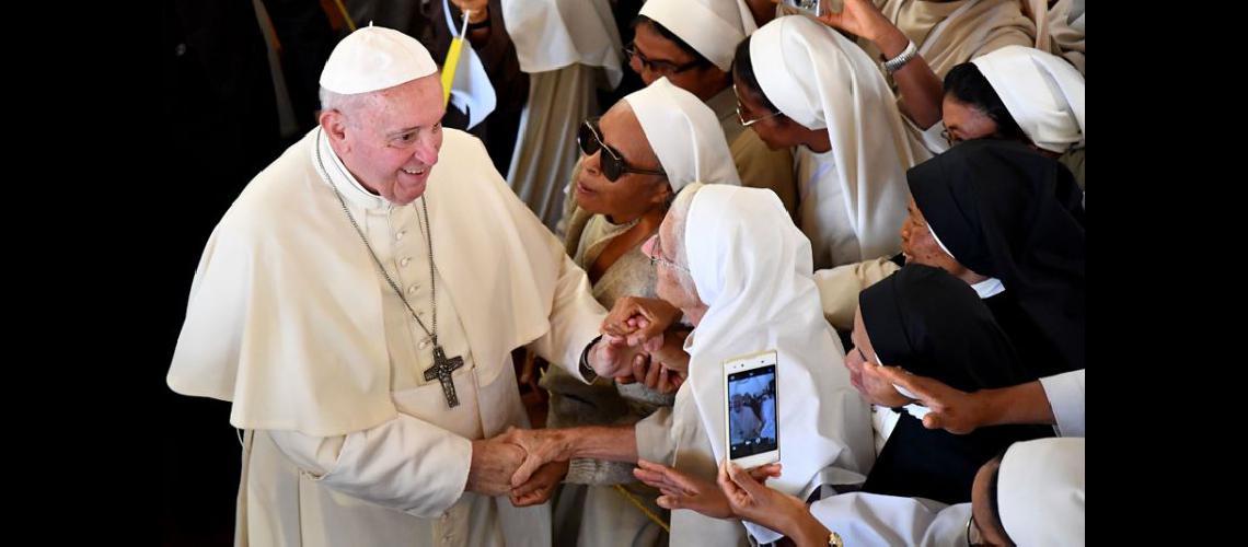 El Papa Francisco les da la mano a monjas al final de la oración ayer en un monasterio en Madagascar (NA)