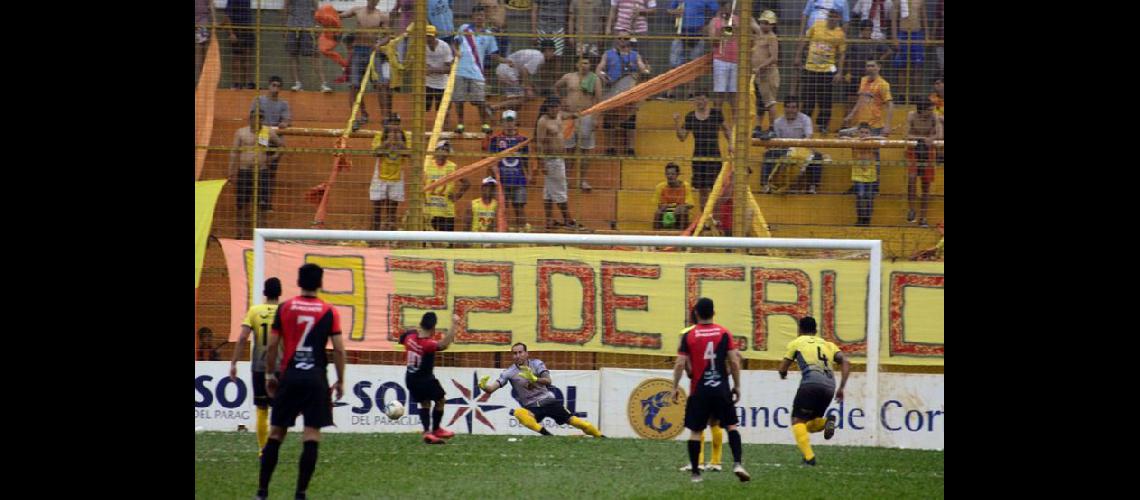   El jujeño Ricardo Villar ejecuta el penal a la derecha del Mono Argüello y convierte el gol del triunfo (MISIONES ONLINE)