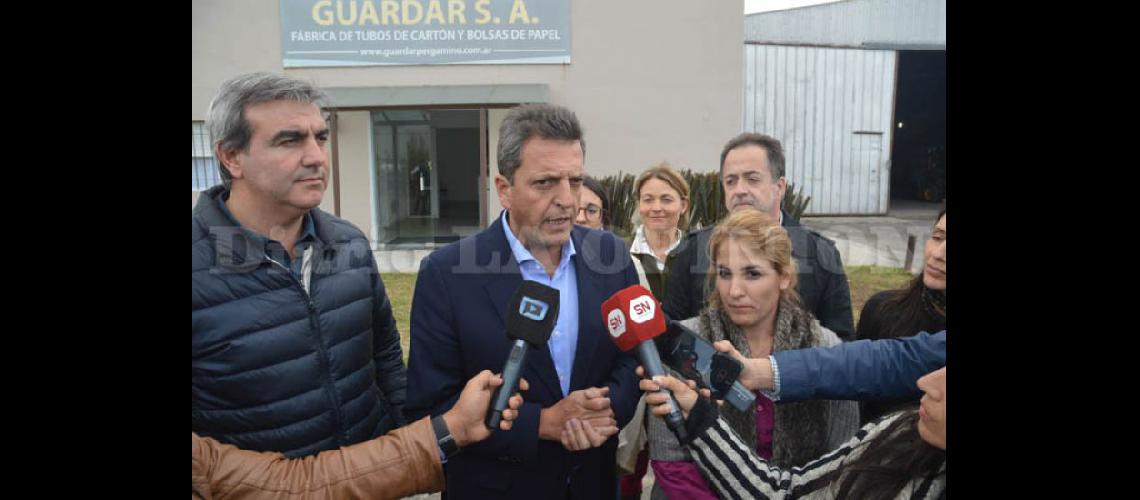  Sergio Massa y Eugenia Ball Lima brindaron declaraciones a la prensa en el Parque Industrial (LA OPINION)