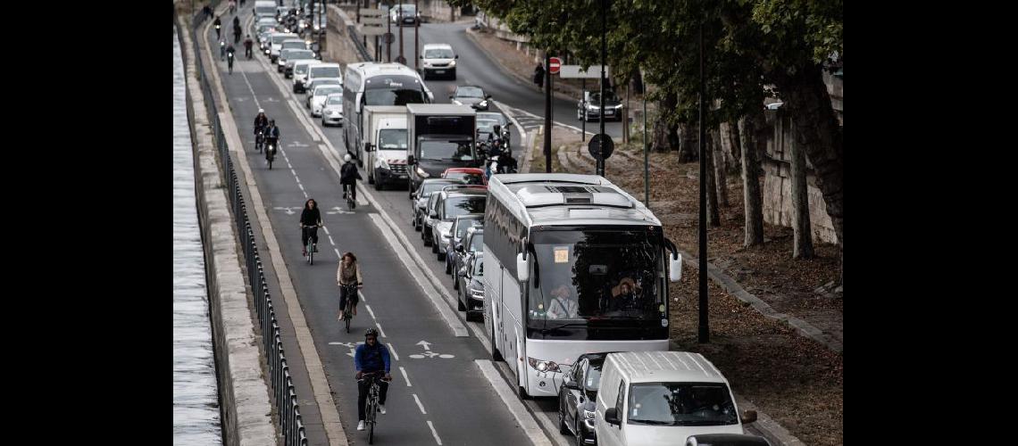  La gente se traslada en bicicleta a orillas del Sena durante la huelga de los empleados de transporte público (NA) 
